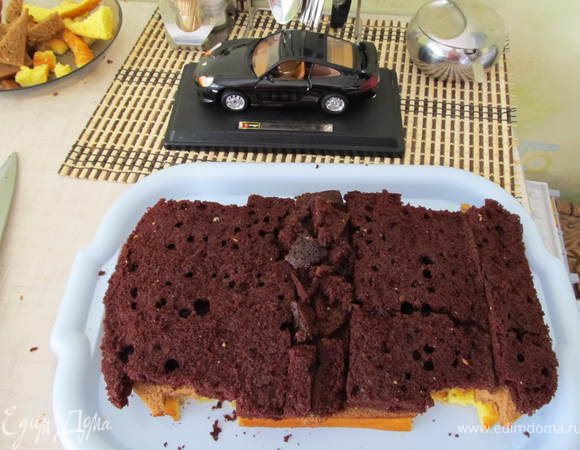 Намазать шоколадным кремом, персики. И снова светлый корж, также немного забегая вперед. У меня на сегодня было 2 тортика, от предыдущего остался один черный корж ("Бисквит шоколадный на кипятке")я решила сделать 3-х цветный,поэтому на фото он черный.