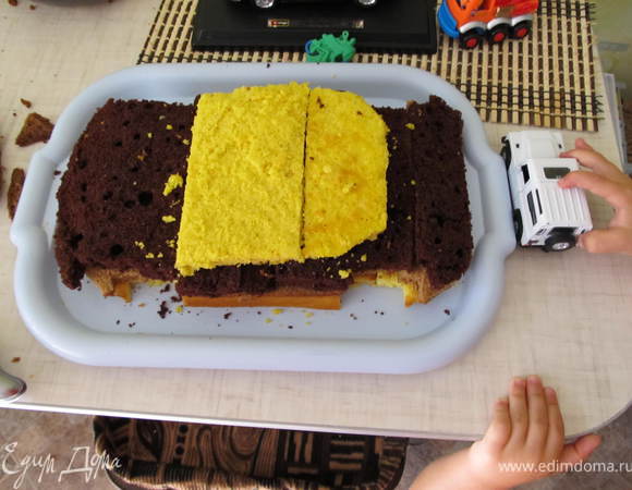 Из обрезков начинаем выстраивать кабину, промазывая каждый слой кремом. Пусть не пугают кривые края все спрячется под кондитерской картошкой.