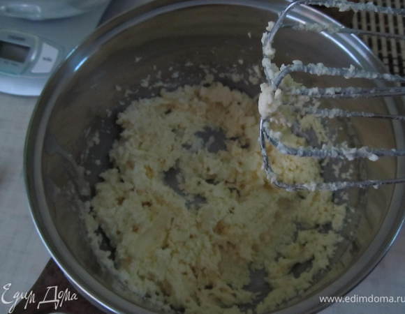 Крем №2:масло комнатной температуры взбить, постепенно добавляя сгущенку, маленькими порциями