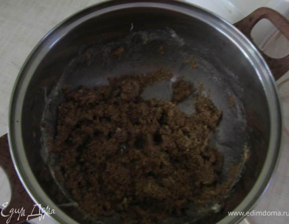 Немного взяв масляного крема, добавить оставшиеся обрезки бисквита, взбить блендером до однородной масы