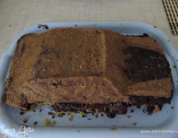 Полученой кондитерской картошкой облепливаем машинку, придавая ей форму.