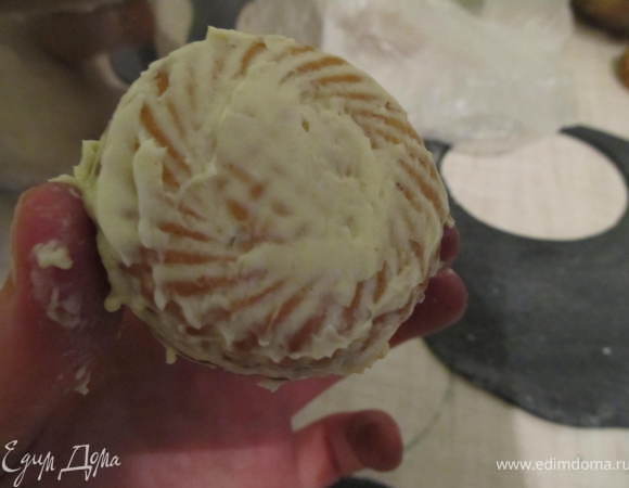 Делаем колеса: нужно подобрать печенье нужной формы, обмазать его остатками масляного крема, соскребала со стенок, чтобы мастика пристала.