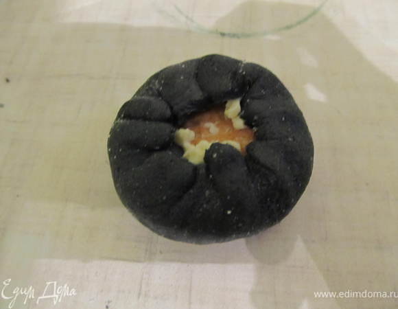 Раскатать черную мастику, у кого нет черного красителя, можно использовать шокомастику. Вырезать круг из мастики и им обернуть печенье. 