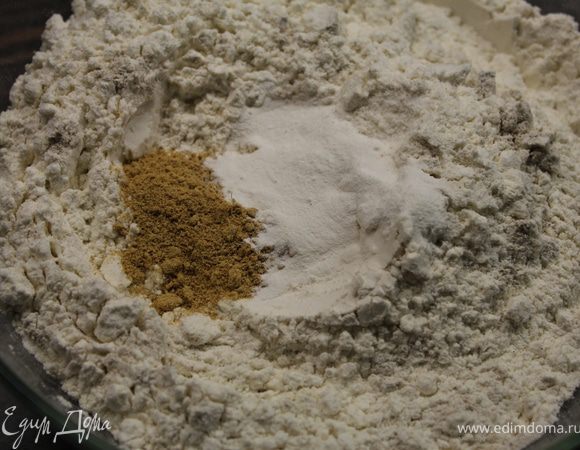 Смешать муку, молотый имбирь, соль, разрыхлитель.