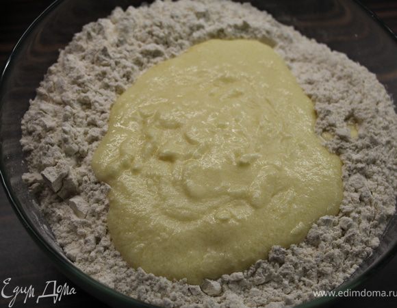 Размягченное масло (маргарин) растереть с сахарным песком и коричневым сахаром. Добавить яйца, по одному за раз, и снова все взбить. Добавить смесь к муке и хорошо перемешать.