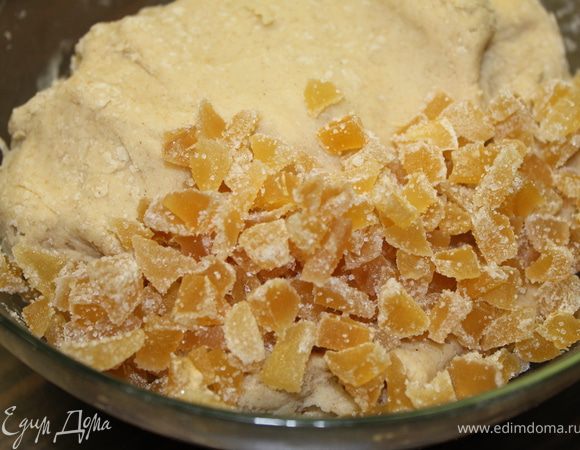 Тесто вымесить руками... Добавить имбирные кусочки и снова вымесить.