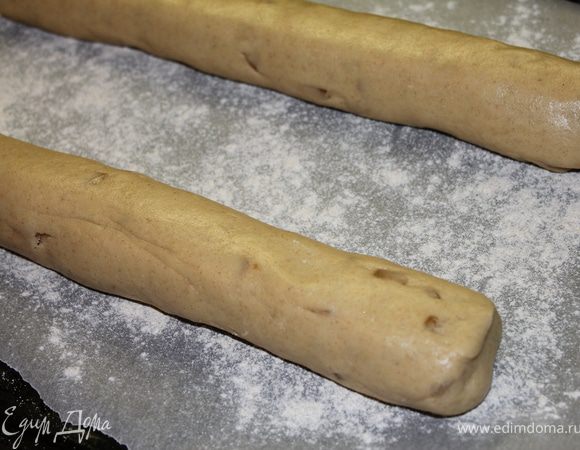 Тесто разделить на 2 части. Скатать 2 батона длиной, примерно 30 см и выложить на противень. Пеките 30 минут (до сухой зубочистки).
