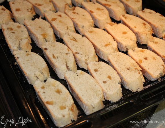 Готовые батоны остудить 10 минут на разделочной доске и затем нарезать поперек под углом на ломтики толщиной 1 см. Выложить снова на противень и печь бискотти с обеих сторон 18-20 минут (я не переворачивала). Хранятся они в плотно закрывающемся контейнере.