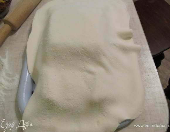 Раскатать белую мастику, покрыть машину.