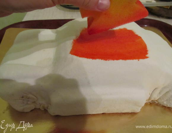 Далее я машину крашу гелевым красителем. Разбавляю водку с медом и добавляю несколько капель красителя, губкой наношу краску на мастику. Если краситель добавлять в мастику, его надо в 5 раз больше, а тут двумя каплями, можно покрыть всю машинку.