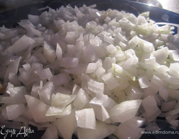 Добавьте лук, нарезанный кубиком.