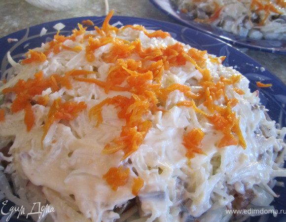 Натрите морковь. Я всегда добавляю немного и этот слой майонезом не покрываю.