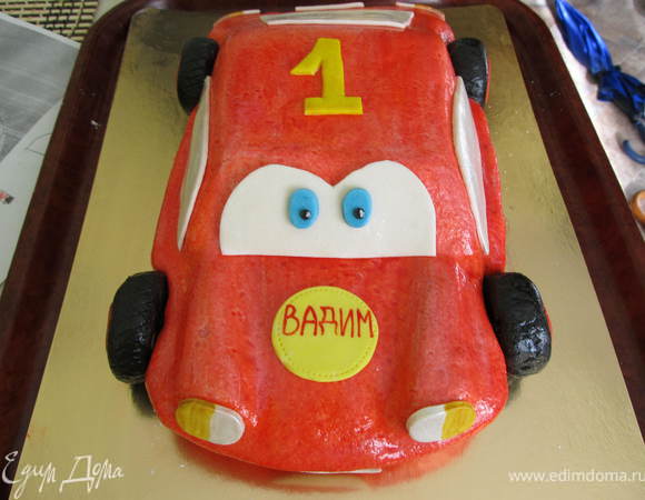Из голубой мастики вырезать глазки, зрачки из черной, из желтой мастики вырезать единичку на кришу (столько имениннику лет), по бокам молнии,на капот вырезать круг на нем написать имя именинника