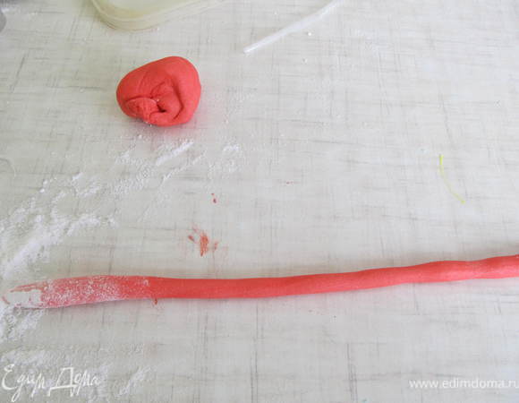 Из красной мастики раскатать тонкие жгутики