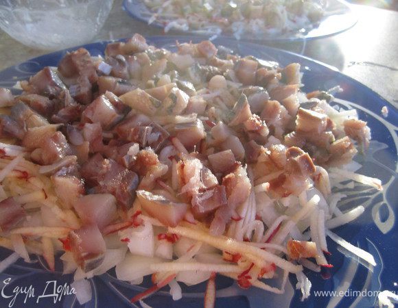 Выложите филе сельди, нарезанное мелким кубиком, и еще немного майонеза.