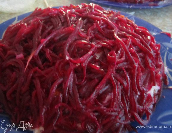 Венчает салат свекла.