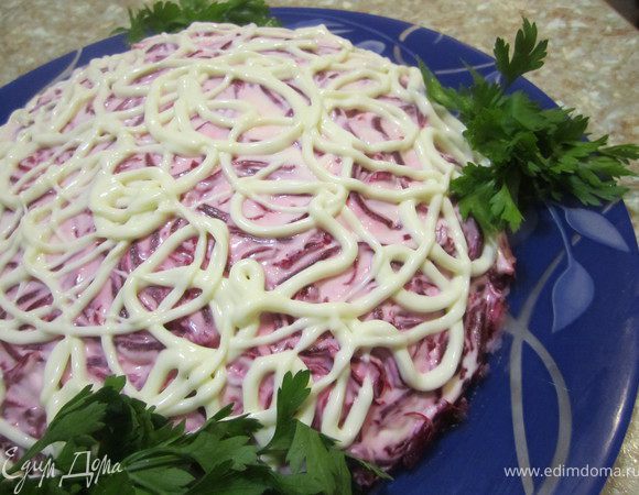 Смажьте верх салата майонезом и уберите в холодильник.