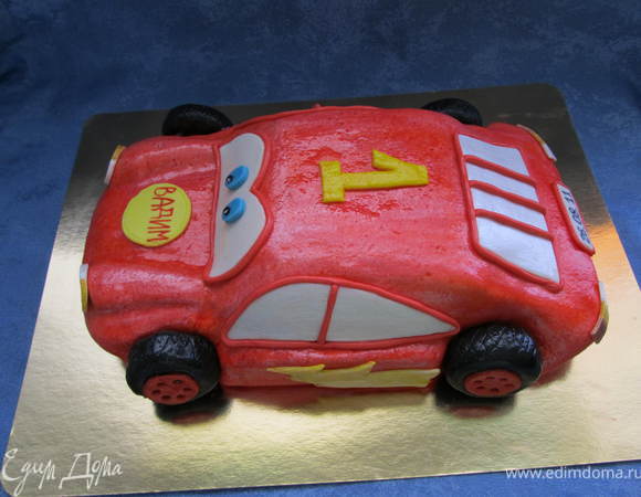 После кропотливой работы получилась вот такая машинка, ребенку в годик конечно все равно, но родители часто хотят на этот праздник именно машинку.