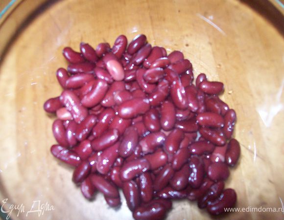 Фасоль промыть и положить в миску