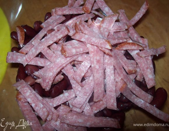 Колбасу нарезать брусочками. (количество колбасы определяйте сами)