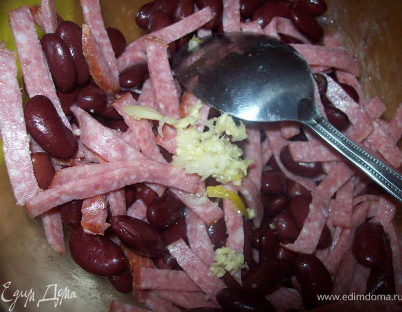 выдавить чесно. чеснока не должно быть много, но он все же должен чуствоваться в салате.)