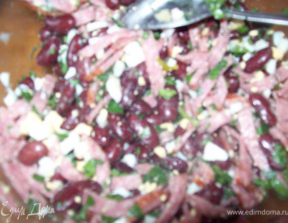 яйца порубить  кубиками, посолить ,поперчить и заправить майонезом. Для титульной фотки я салат майонезом не заправила.))) что бы поярче смотрелся.)