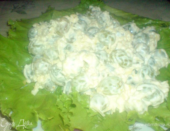 перемешать и выложить на листья салата ,присыпав сверху цедрой лимона.