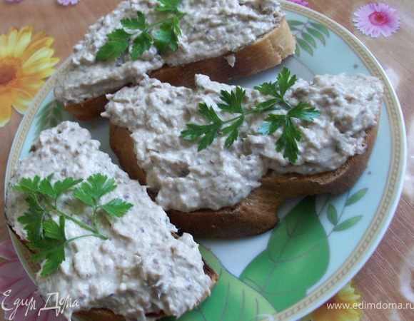 батон порезать, пожарить греночки - кто какие любит. порезать базилик, выдавить чеснок, добавить сардины и майонез все тщательно перемешать, намазать на греночки и украсить. приятного аппетита