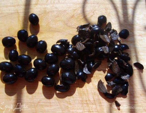 Маслины на дольки и туда же к кабачкам