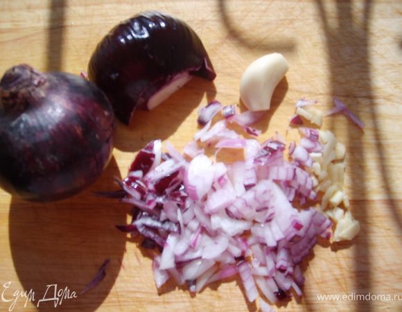 Измельчить лук и чеснок, туда же