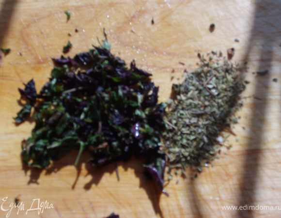Измельчить листья базилика и приготовить розмарин и прованские травки, и их туда же в миску