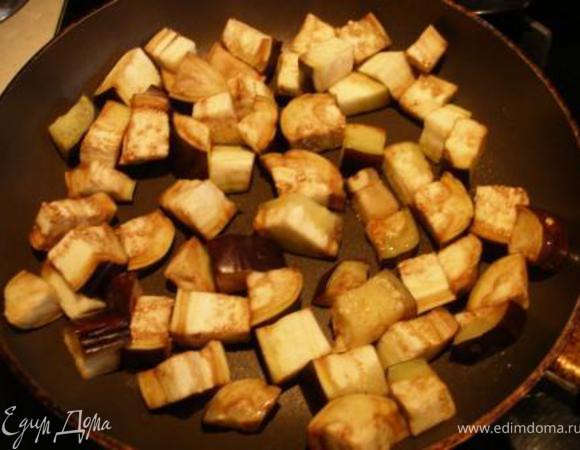 Баклажаны нарезать кубиками и поджарить на оливковом масле.