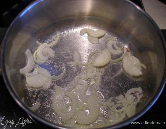 В отдельную сковородку (кастрюлю) выложить нарезанный полукольцами лук и половину сахара. Закарамелизировать лук. Внимание! Масло не добавляем, - лук дает достаточно сока, и вкус у него будет интереснее. 