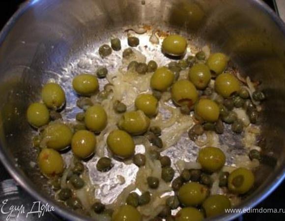К луку добавляем чеснок, каперсы и оливки. Приправляем уксусом и оставшимся сахаром. Готовим буквально 2-3 минуты. 