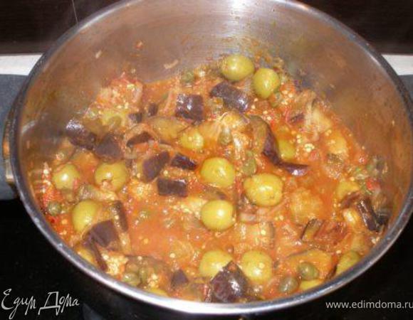 Добавляем баклажаны, пюрированные томаты, зелень, солим и перчим. Готовим 5-8 минут. Подавать можно немедленно, можно и позже (холодная капоната тоже очень даже). Я люблю с брускеттой :)А можно и как гарнир, и как вполне самостоятельное блюдо. 