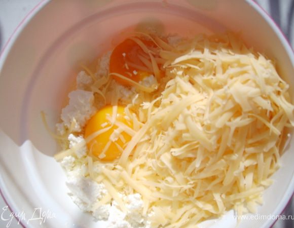 Творог смешать с яйцами и сыром