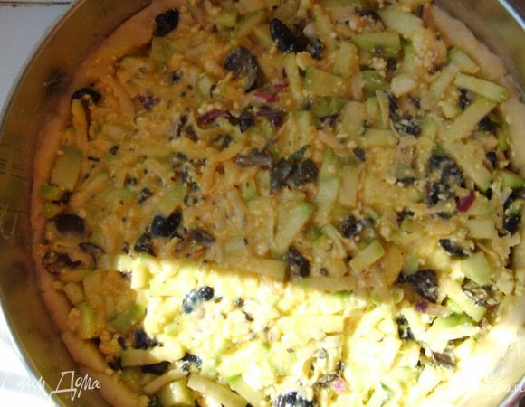 Поверх помидорок равномерно выкладываем нашу начинку