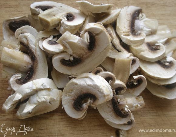 Снимите кожицу с томатов и нарежьте кубиками. Шампиньоны помыть в холодной воде и нарезать.