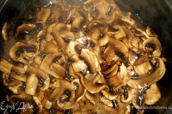 Обжарить грибы на масле до золотистого цвета. Поставить воду для пасты. Добавьте в грибы треть чеснока.