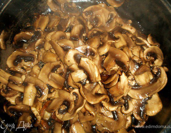 Обжарить грибы на масле до золотистого цвета. Поставить воду для пасты. Добавьте в грибы треть чеснока.
