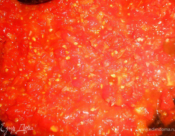 На отдельной сковороде потушить помидоры, через пару минут добавить лук, посолить, поперчить, добавить чеснок. Соус готовить до однородной, не слишком густой консистенции.