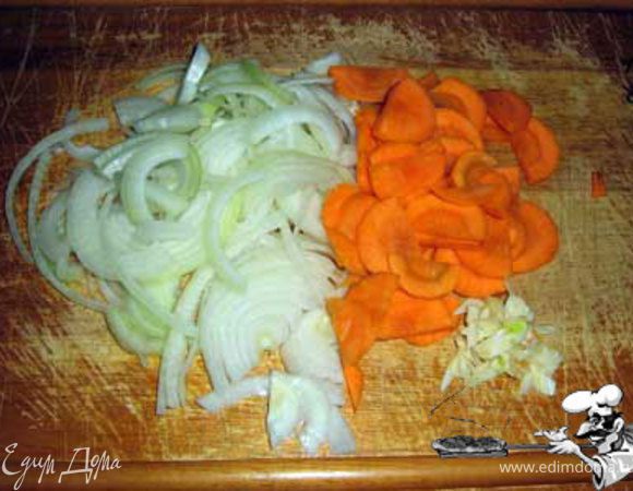 А теперь главный фокус – преобразуем все раздельные ингридиенты в единую композицию. Режем лук, чеснок и морковь.
