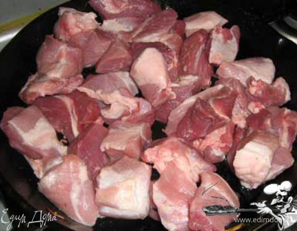 Крупно режем мясо. Солим- перчим, обжариваем.