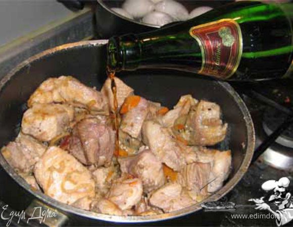 Выливаем пол- бутылки темного пива, добавляем воды.