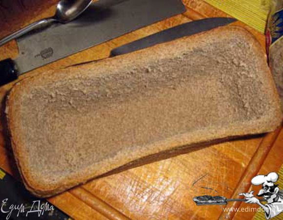 Извлекаем ненужное из буханки хлеба, я люблю еще немного крошек добавить в подливку.
