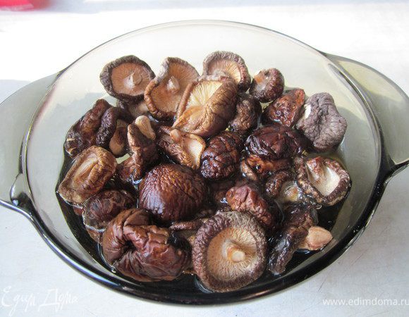 Залить грибы кипятком и оставить на 2 часа.