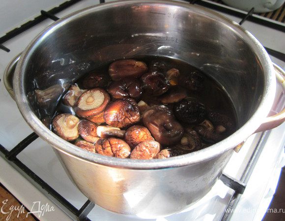 Положить грибы с водой, в которой замачивались, в кастрюлю. Добавить бульон (я пока пользуюсь водой), чтобы получился один литр. Поставить на огонь, довести до кипения и варить 15 минут.