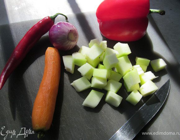 Цукини нарезать кубиком, морковь, лук и перец — соломкой. 
