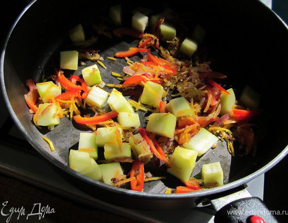 В сковороду налить немного масла и обжарить овощи. Я сначала положила лук и морковь. Затем добавила перец, цукини и немного острого перчика. Овощи обжариваем 5 минут.