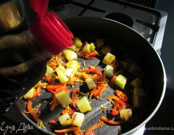 Добавить к овощам 3 ст. ложки соевого соуса.